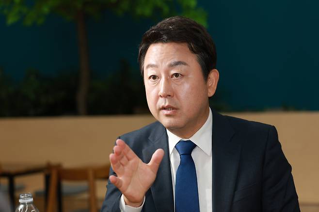 김용남 더불어민주당 평택을 국회의원 재보궐선거 후보가 지난 7일 서울 중구 경향신문사에서 기자와 인터뷰하고 있다. 정지윤 선임기자