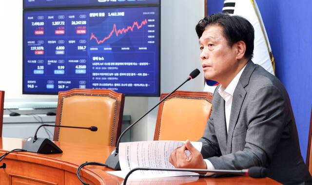 더불어민주당 대한민국 국가 정상화 선거대책위원회 조승래 총괄선대본부장이 10일 국회에서 기자회견을 열고 있다. 연합뉴스