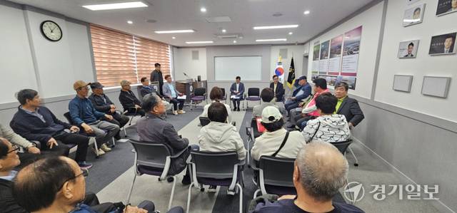 11일 평택항바로세우기운동본부와 지역 시민·환경단체들이 평택지방해양수산청 관계자를 만나 1천400억이 투입된 신국제여객부두 운영 지연 관련 공개 해명과 조속한 정상화를 촉구하고 있다. 윤동현기자