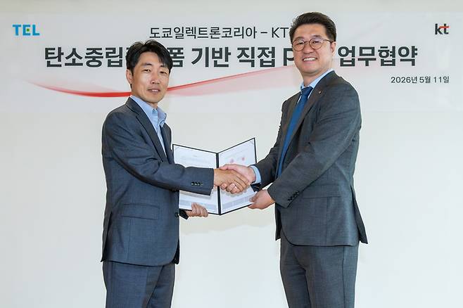 김용남 KT 엔터프라이즈 부문 법인사업본부장(오른쪽)과 이선길 도쿄일렉트론코리아 기술총괄부문장이 기념촬영을 하고 있다. KT