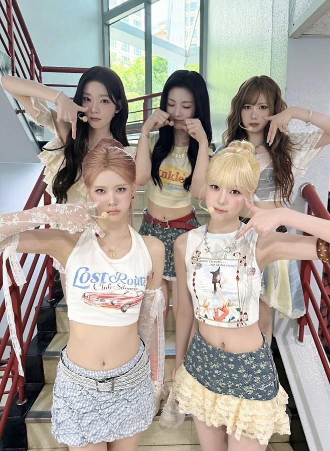 그룹 이프아이가 10일 방송한 SBS '인기가요'를 마지막으로 미니 3집 '애즈 이프' 음악방송 활동을 마쳤다. 하이헷엔터테인먼트 제공