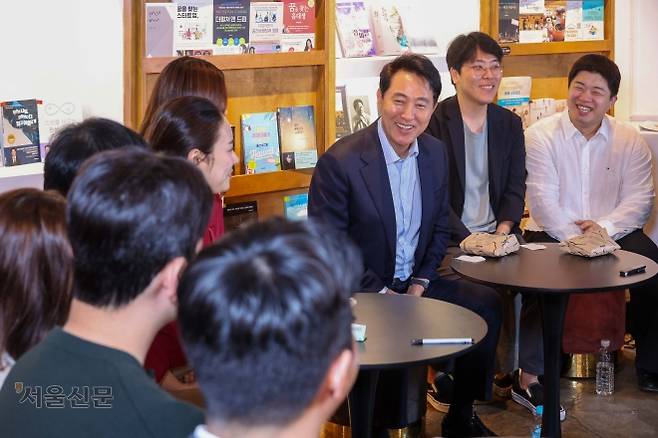 오세훈(오른쪽 세번째) 국민의힘 서울시장 후보가 10일 서울 강남구 문화복합공간에서 청년창업가들과 간담회를 하는 모습. 홍윤기 기자
