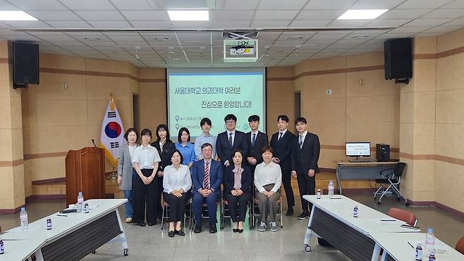 7일 문경시에서 열린 서울대학교 의과대학 학생 대상 '지역사회의학 실습'에 앞서 참석자들이 기념 촬영을 하고 있다. ⓒ문경시 제공