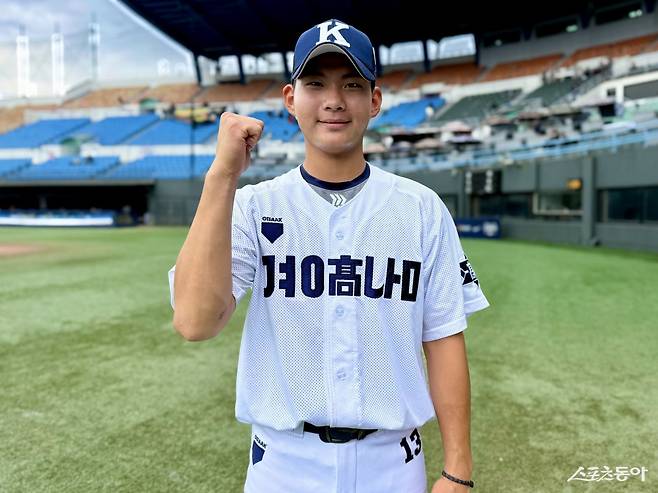 경남고 이태수가 11일 목동구장서 열린 제80회 황금사자기 전국고교야구대회 겸 주말리그 왕중왕전 16강전서 유신고를 꺾은 뒤 스포츠동아와 인터뷰하고 있다. 목동|김현세 기자 kkachi@donga.com