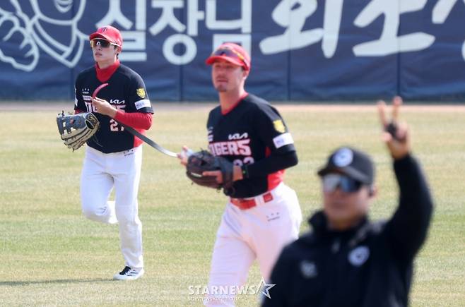 2026 신한 SOL Bank KBO리그 시범경기 두산 베어스 대 KIA 타이거즈 경기가 22일 서울 잠실야구장에서 열렸다. KIA 중견수 김호령(왼쪽)이 5회말 2사에서 두산 박찬호의 안터성 터구를 슬라이딩 캐치한 후 끊어진 벨트를 들고 더그아웃으로 향하고 있다. /사진=김진경 kim.jinkyung@