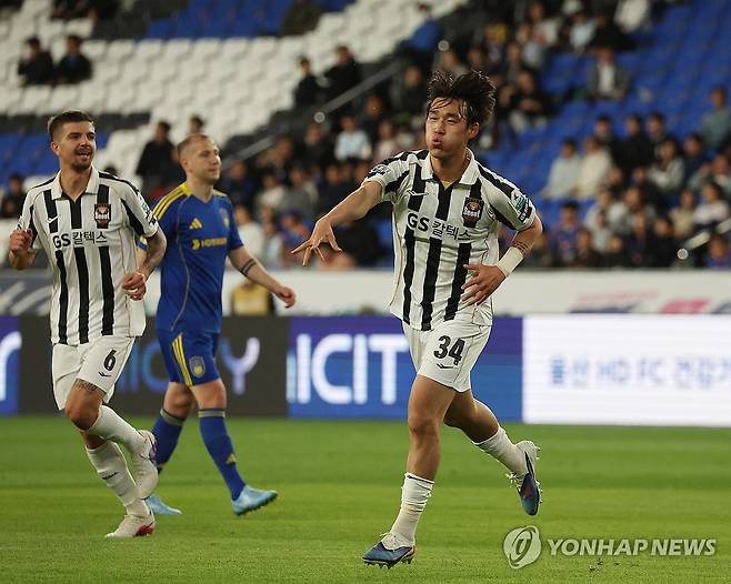 골 세리머니 하는 송민규 (울산=연합뉴스) 김용태 기자 = 15일 울산 문수축구경기장에서 열린 프로축구 하나은행 K리그1 2026 울산 HD와 FC서울의 경기에서 서울 송민규가 골을 넣고 세리머니를 하고 있다. 2026.4.15 yongtae@yna.co.kr