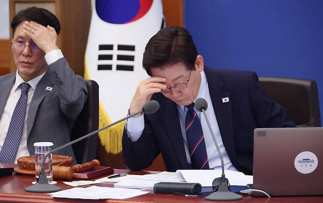▲ 이재명 대통령이 12일 청와대에서 열린 국무회의 겸 비상경제점검회의에서 자료를 살펴보며 보고를 듣고 있다. /연합뉴스