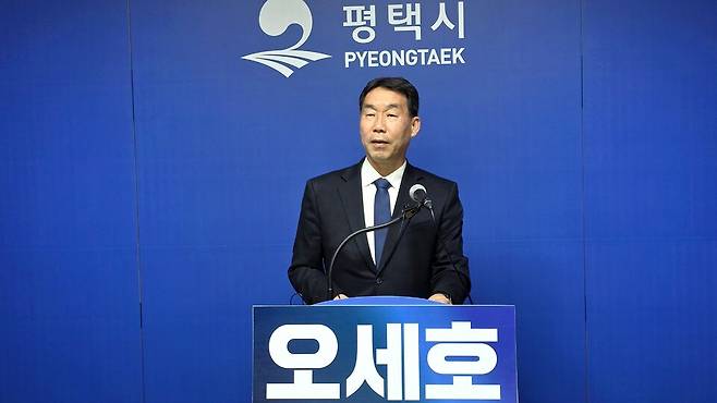 ▲ 오세호 평택시을 국회의원 출마예상자가 12일 오후 평택시청 브리핑룸에서 기자회견을 열고 더불어민주당 탈당을 발표했다. 그는 연고 없는 외부 인사 전략공천을 민주주의 근간을 훼손하는 구태로 지적하며 조국혁신당 합류 의사를 밝혔다. /오원석 기자 wonsheok5@incheonilbo.com