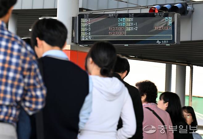 경기도 교통망이 서울행 이동의 직관성 위주로 형되어 도내 시군간의 이동이 환승, 배차, 노선등의 문제로 불편함이 지적되고 있는 가운데 12일 오후 수원역 환승센터에서 시민들이 배차노선 안내판 뒤로 길게 줄을서고 있다. 노민규기자