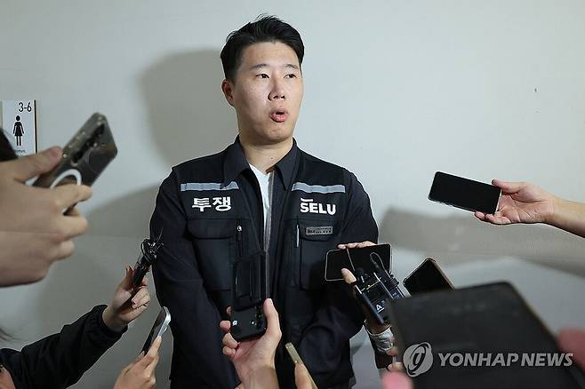 최승호 초기업노조 삼성전자지부 위원장이 12일 세종시 정부세종청사 중앙노동위원회에서 열린 2차 사후조정회의 도중 회의장 밖으로 나와 취재진에게 입장을 밝히고 있다.최 위원장은 "오후 8시 20분까지 조정안이 나오지 않으면 여기서 마무리하겠다"며 사측에 최후통첩을 날렸다. /연합뉴스