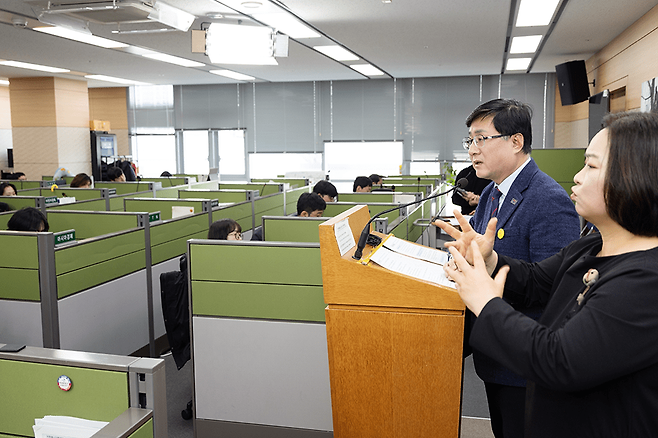 김성환 기후에너지환경부 장관은 올해 1월 "제11차 전력수급기본계획의 신규 원전 건설은 계획대로 추진하겠다"고 밝혔다. 사진은 당시 김 장관이 기자단을 상대로 브리핑하는 모습. (사진 기후에너지환경부)/뉴스펭귄