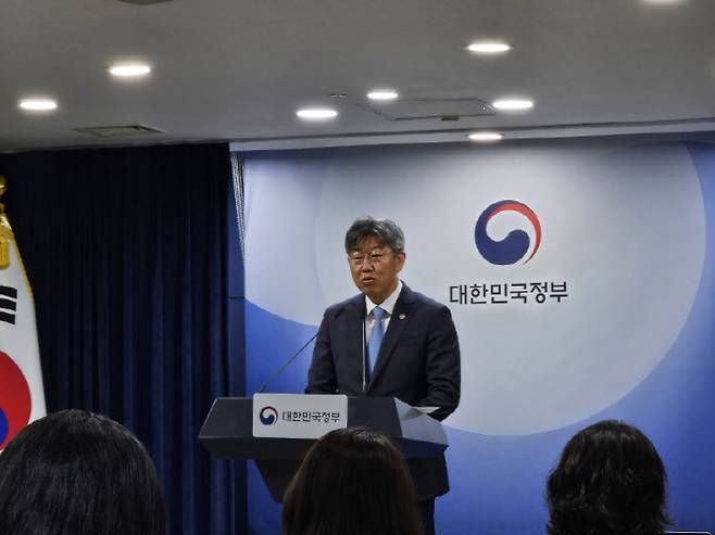 김이탁 국토교통부 1차관이 12일 정부서울청사에서 ‘토지거래허가구역 실거주 유예 확대’ 방안을 발표하고 있다.(사진=김은경 기자)