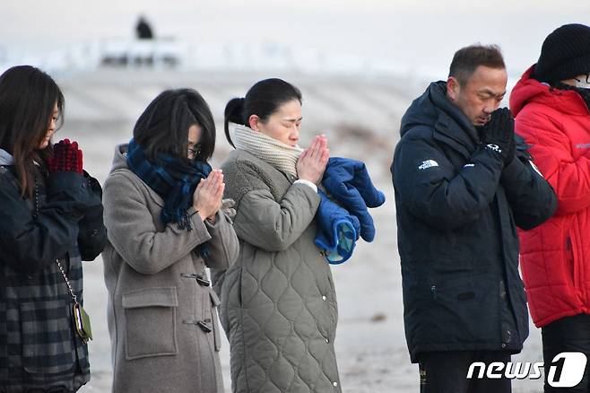 동일본 대지진 발생 13주기를 맞은 2024년 일본 미야기현 센다이에서 사람들이 희생자들을 추모하고 있다. 2024.03.11 ⓒ AFP=뉴스1 (자료사진)