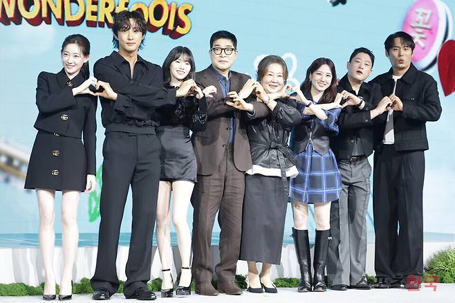 넷플릭스 시리즈 '원더풀스' 제작발표회에 참석한 배우 최윤지(왼쪽부터)와 배나라, 정이서, 손현주, 김해숙, 박은빈, 임성재, 최대훈. 2026.5.12 ⓒ이혜영 기자 lhy@hankooki.com