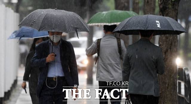 화요일인 12일 전국 대부분 지역에 비가 내리는 가운데 특히 충청권과 전라권, 경남권 중심으로 매우 강한 비가 내릴 전망이다. / 임영무 기자