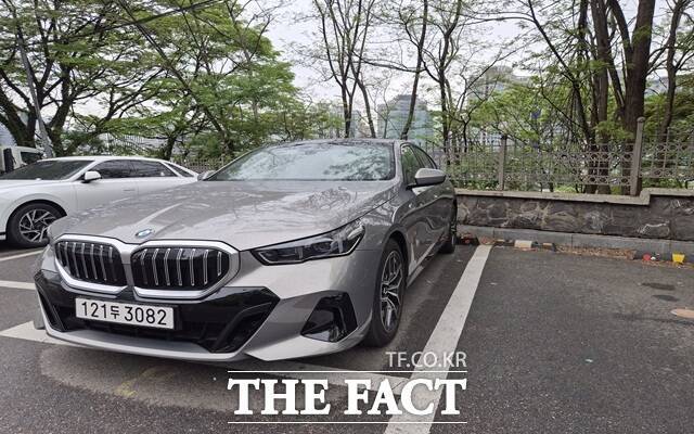 '오승혁의 팩트 DRIVE'는 프리미엄 세단의 대명사로 불리는 BMW 5 시리즈의 520i M 스포츠를 탑승했다. 매끄러운 디자인이 시선을 사로 잡는다. /서울 중구=오승혁 기자
