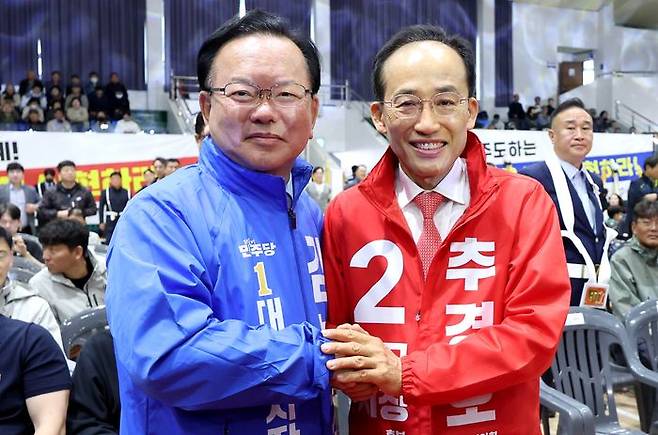 김부겸 더불어민주장 대구시장 후보와 추경호 국민의힘 대구시장 후보가 1일 오전 대구 북구 대구복합스포츠타운 시민체육관에서 열린 2026 노동절기념대회에서 악수하고 있다. ⓒ뉴시스