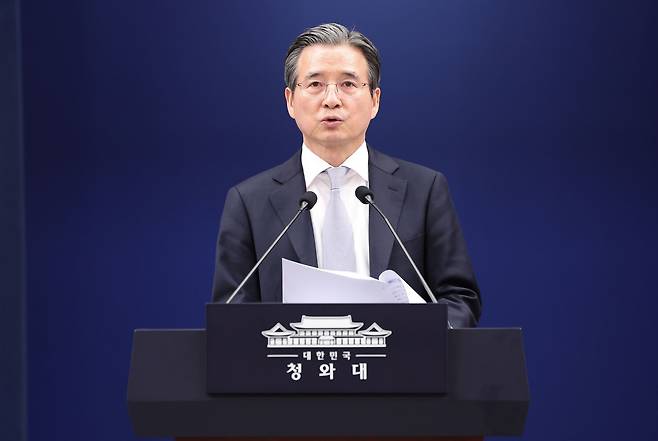 김용범 청와대 정책실장이 지난달 27일 청와대 춘추관에서 데미스 하사비스 구글 딥마인드 공동창업자 겸 대표 접견 관련 브리핑을 하고 있다. 뉴스1