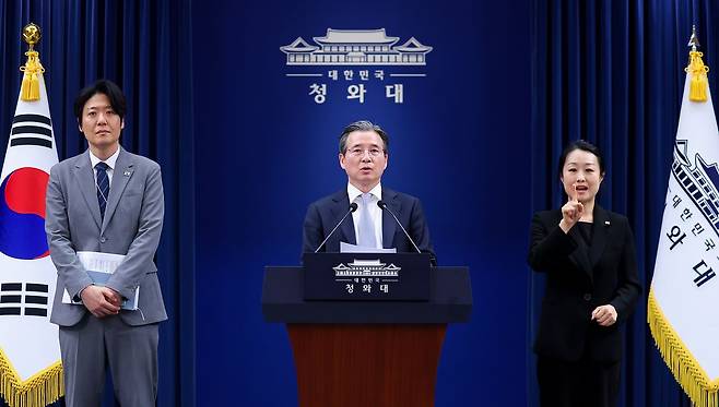 김용범 정책실장이 27일 청와대 춘추관에서 이날 열린 이재명 대통령과 데미스 허사비스 구글 딥마인드 최고경영자(CEO) 면담 관련 브리핑을 하고 있다. 왼쪽부터 김우창 국가AI정책비서관, 김 정책실장, 박지연 수어통역사. 연합뉴스