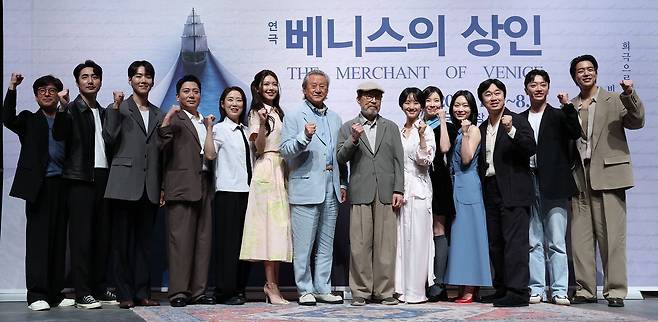 (왼쪽부터)오경택 연출과 배우 이승주, 카이, 박명훈, 한세라, 최수영, 박근형, 신구, 원진아, 김아영, 김슬기, 조달환, 최정헌, 이상윤이 12일 서울 혜화동 NOL 서경스퀘어에서 열린 연극 ‘베니스의 상인’ 기자간담회에서 포즈를 취하고 있다. 연합뉴스