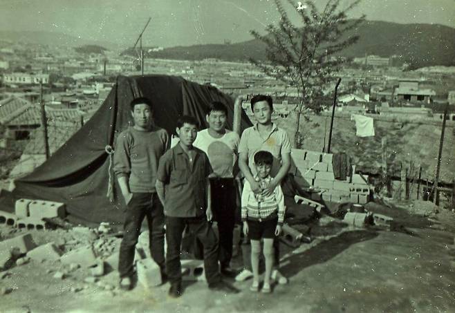 서울 삼양동 판자촌에 살던 오세훈 서울시장(맨 오른쪽 아래)의 어릴 적 모습. 널빤지와 신문지로 벽을 세우고 천을 두른 집에서 부모님과 동생과 함께 살았다. 오세훈 국민의힘 서울시장 후보 캠프 제공.