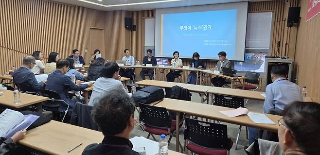 지난 9일 여수엑스포컨벤션센터 그랜드홀 2층 소회의실에서 한국언론학회 2026 봄철 정기학술대회 특별세션으로 뉴스의 본질을 묻는 세미나가 열렸다. /김성후 선임기자