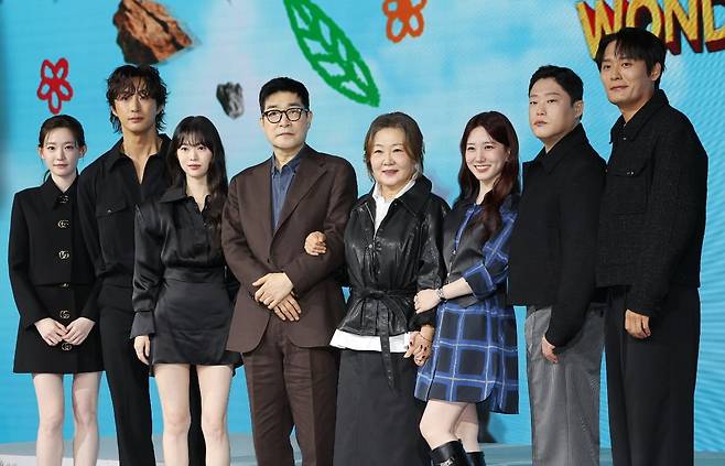 12일 서울 종로구 JW 메리어트동대문스퀘어서울에서 열린 넷플릭스 시리즈 '원더풀스' 제작보고회에서 배우 최대훈(오른쪽부터), 임성재, 박은빈, 김해숙, 손현주, 정이서, 배나라, 최윤지가 포즈를 취하고 있다/사진=연합뉴스