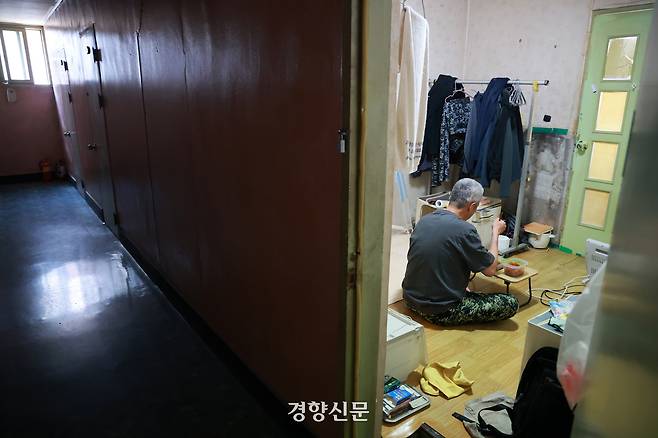 장기 연체채권을 상각해주는 새도약기금 대상자지만 20년 넘게 신용불량자로 살고 있는 A씨가 지난 4일 대구광역시의 한 장기투숙 여관방에서 홀로 점심을 먹고 있다. 정지윤 선임기자