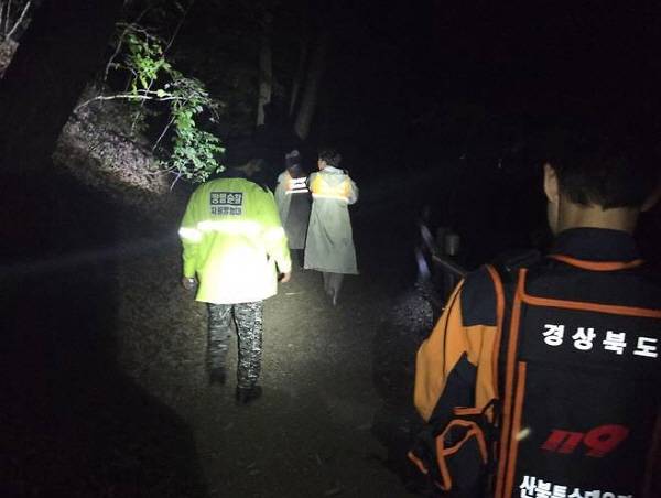 경북 청송군 주왕산국립공원에서 실종된 초등생 A군(10대)을 찾기 위한 수색이 이틀째 이어지는 가운데, 수색 당국이 11일 야간 수색 중이다. 경북소방본부 제공