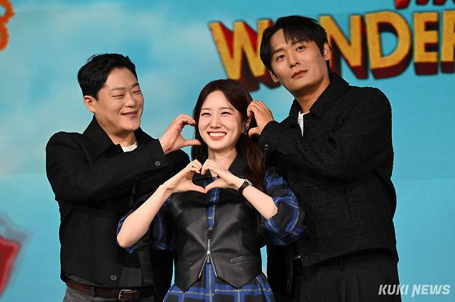 임성재, 박은빈, 최대훈(왼쪽부터)이 12일 오전 서울 종로6가 JW 메리어트 동대문 스퀘어 서울에서 열린 넷플릭스 시리즈 ‘원더풀스’ 제작발표회에서 포즈를 취하고 있다.