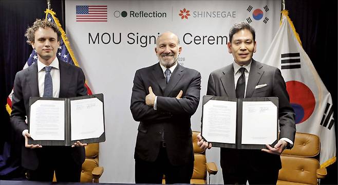 신세계그룹과 리플렉션AI의 ‘한국 소버린 AI 팩토리 건립을 위한 전략적 파트너십 MOU’ 행사 협약식. (신세계 제공)