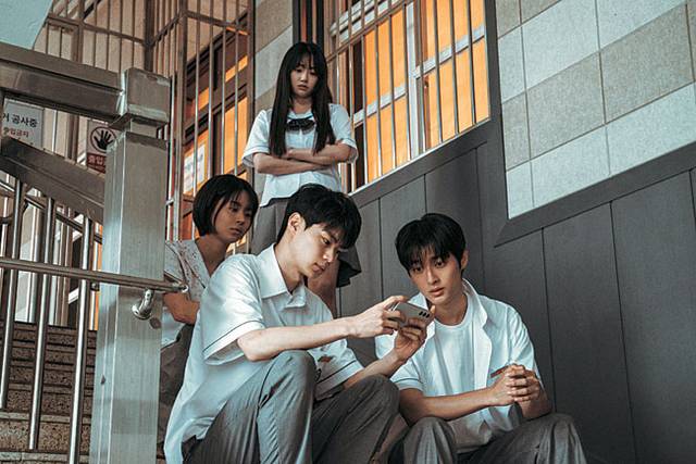 넷플릭스 ‘기리고’는 저주의 앱을 매개로 한 학원 공포를 그렸다.