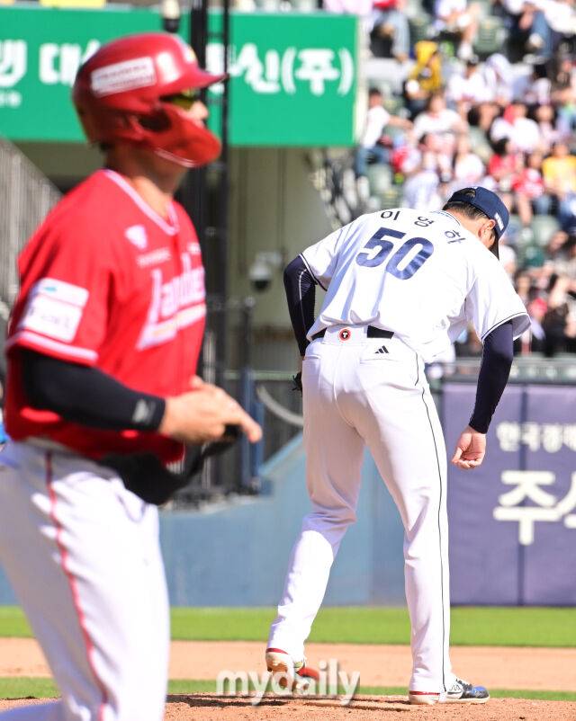 김재환에게 스트레이트 볼넷을 허용한 두산 이영하가 아쉬워 하고 있다.