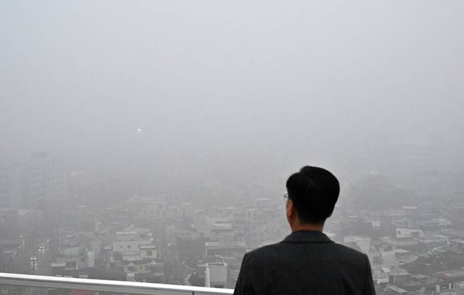 서울 도심 일대가 미세먼지와 안개로 인해 뿌연 모습을 나타내고 있다. 임세준 기자