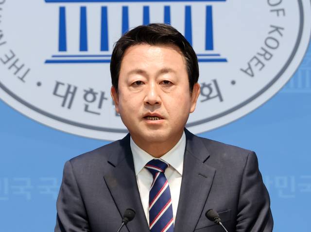 ▲더불어민주당 김용남 평택시을 재선거 국회의원 후보가 지난 6일 국회 소통관에서 '100만 평택 대도약 비전'을 발표하고 있다. ⓒ연합뉴스