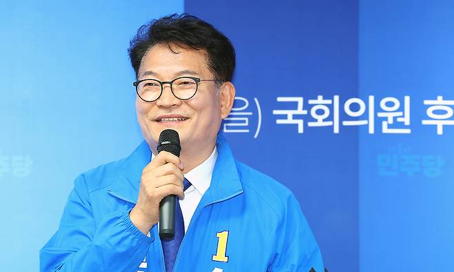 인천 연수갑 국회의원 보궐선거 더불어민주당 송영길 후보가 10일 인천 계양을 국회의원 보궐선거에 출마한 김남준 후보 선거사무소 개소식에서 발언하고 있다. 연합뉴스