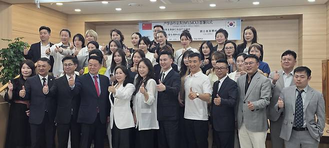 조일고 교직원과 중국 방문단 관계자들이 한∙중 산학협력 협약식 후 단체 기념촬영을 하고 있다. 조일고 제공
