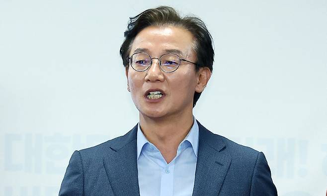 더불어민주당 전재수 부산시장 후보가 10일 오후 부산 북구에서 열린 하정우 부산 북갑 국회의원 보궐선거 후보 선거사무소 개소식에서 인사말을 하고 있다. 부산=연합뉴스