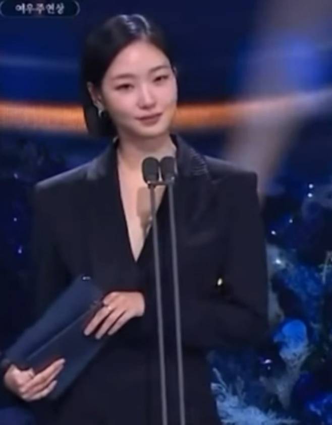 배우 김고은이 청룡영화상 시상식에서 시상자로 나선 모습. / 사진=김고은 SNS