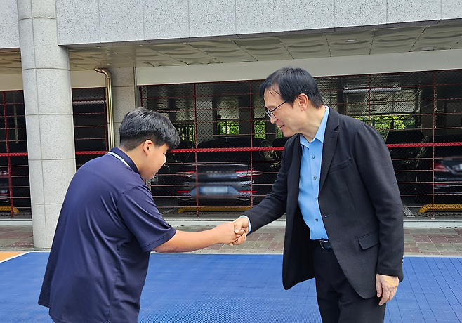 ▲ 임태희 경기도교육감 예비후보가 학교에서 만난 학생과 악수하는 모습. /사진제공=임태희 미래교육캠프