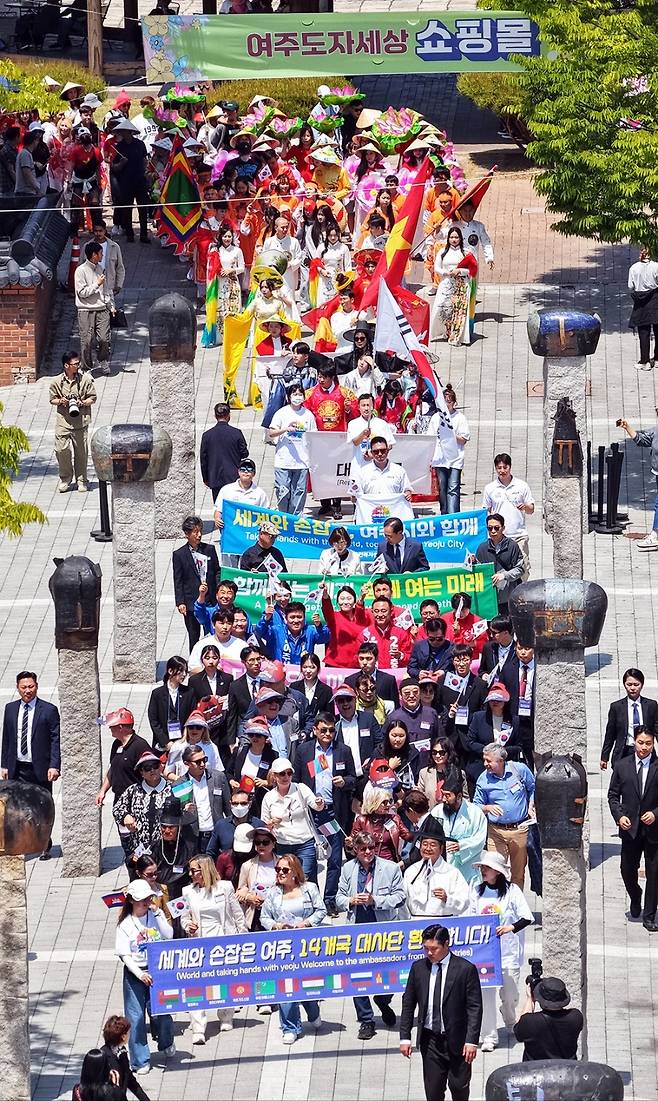축제 마지막 날 열린 세계문화 거리 퍼레이드에는 24개국 내외국인이 참여해 각국 전통의상과 공연을 선보였다.