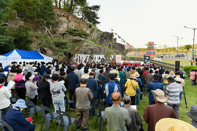 지난해 가흥동 마애삼존불 앞에서 열린 부처님오신날 봉축법요식 모습. /영주시 제공