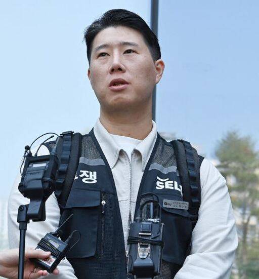 최승호 초기업노조 삼성전자지부 위원장이 13일 경기 수원시 영통구 수원지방법원에서 열린 삼성전자 노조 위법 쟁의행위 금지 가처분 신청 2차 심문을 마친 뒤 입장을 밝히고 있다./뉴시스