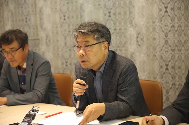김태헌 대한출판문화협회 회장이 13일 서울 광화문 인근 식당에서 열린 취임 기자간담회에서 기자들의 질문에 답변하고 있는 모습.(사진제공=대한출판문화협회)