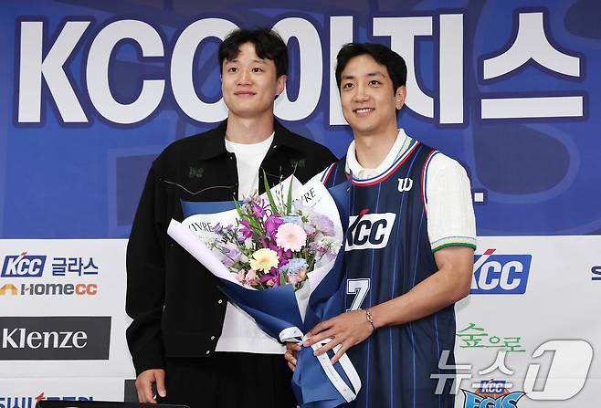 부산 KCC 이지스로 이적한 허훈이 29일 서울 강남구 KBL센터에서 열린 입단식에서 허웅과 기념촬영을 하고 있다. 2025.5.29 ⓒ 뉴스1 김성진 기자