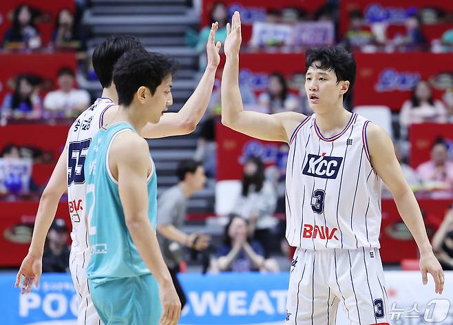 5일 오후 경기도 수원시 권선구 수원KT소닉붐아레나에서 열린 '2023-2024 정관장 프로농구' 챔피언결정전 5차전 수원 KT와 부산 KCC의 경기에서 부산 허웅이 송교창과 하이파이브를 하고 있다. 앞쪽은 수원 허훈. 2024.5.5 ⓒ 뉴스1 이재명 기자