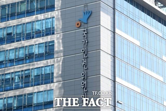 경기도교육청과 산하 방송통신중학교가 청각장애 학생에 대한 수어 통역 등 학습 편의를 제공하라는 국가인권위원회(인권위)의 권고를 수용했다. /남용희 기자