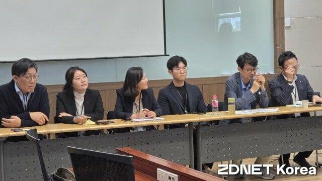 행사 패널들이 논의를 하고 있다.