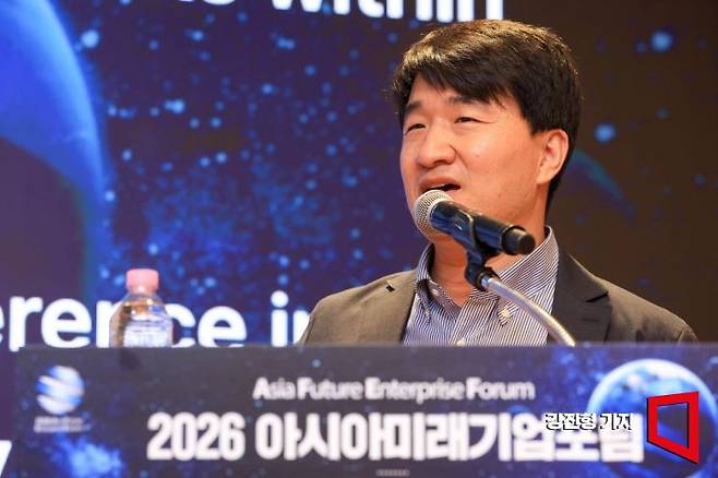 한진우 삼성전자반도체연구소 상무가 13일 서울 중구 롯데호텔에서 열린 '2026 아시아미래기업포럼'에 참석해 ‘뉴 스페이스의 한계를 넘다. 트루 스페이스로의 K-반도체 리더십’이란 주제로 발표 하고 있다. 2026.5.13 강진형 기자