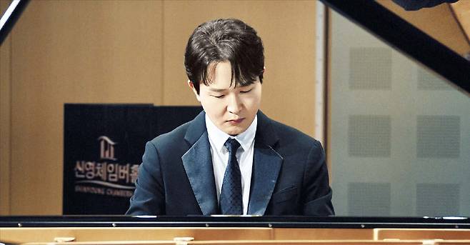 7일 오전 서울 영등포구 신영체임버홀에서 새 앨범 ‘리스트’의 수록곡 일부를 직접 연주해 보인 선우예권. 그는 이번 앨범에서 ‘위안’, ‘유혹’(데사우어의 가곡) 등 서정성이 돋보이는 연주로 리스트의 다채로운 면모를 선보였다. /유니버설뮤직